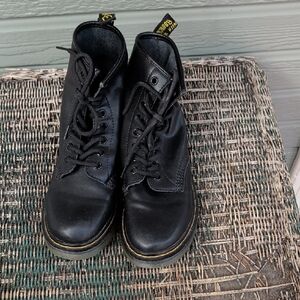 Classic Black Leather Lace-Up Boots Gender Neutral Size 6 Mens 7.5 Womans